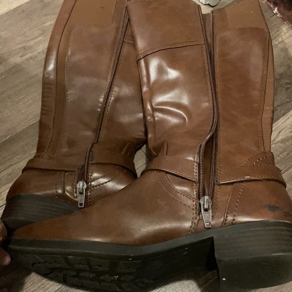 Brown knee high zip up boots - Picture 3 of 4